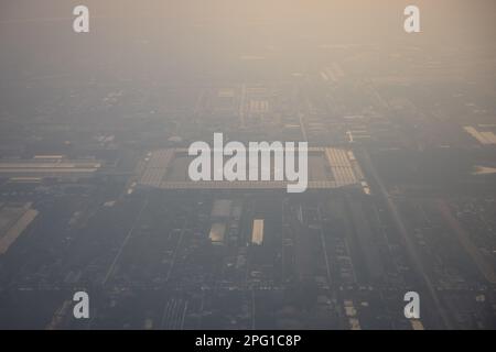 Une vue aérienne du temple bouddhiste Wat Phra Dhammakaya à Pathum Thani, au nord de Bangkok, au milieu du smog et de la pollution de l'air en Thaïlande sur 18 mars 2023. Banque D'Images