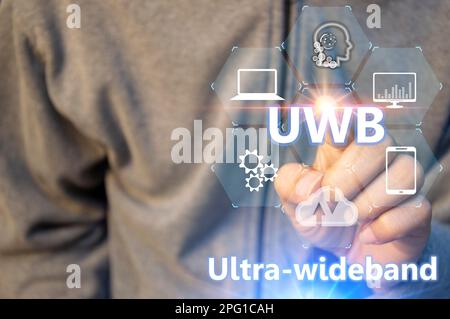 L'UWB ultra-large bande est une technologie de communication radio à courte portée sur des bandes passantes de 500MHz ou plus et à des fréquences très élevées. Dans l'ensemble, cela fonctionne Banque D'Images