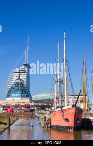 Navires historiques et architecture moderne à Bremerhaven, Allemagne Banque D'Images