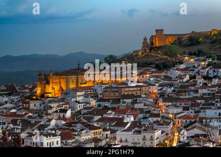 Vue aérienne du village d'Aracena. Vue panoramique sur le village dans le Parque Natural Sierra de Aracena y picos de Arche. sa ville a dérivé son nom de Banque D'Images