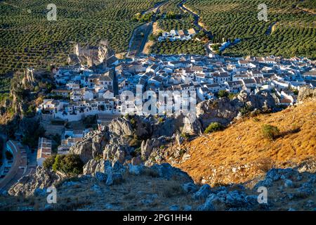 Zuheros dans le parc naturel de subbetica dans la province de Cordoue, Andalousie, sud de l'Espagne. Au coeur du Parc National de la Sierra Subbética et, localiser Banque D'Images