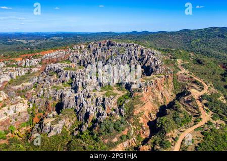 Vue aérienne du monument naturel d'El Cerro del Hierro. Parc naturel Alanis Sierra Norte. Province de Séville. Région d'Andalousie. Espagne. Europe. Cerro Banque D'Images