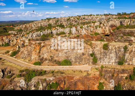 Vue aérienne du monument naturel d'El Cerro del Hierro. Parc naturel Alanis Sierra Norte. Province de Séville. Région d'Andalousie. Espagne. Europe. Cerro Banque D'Images