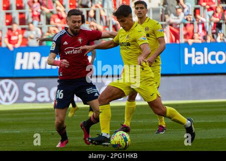 Pampelune, Espagne. 19th mars 2023. Sports. Football/Soccer.moi Gomez (16. CA Osasuna), Raul Terrats (39. Villarreal CF) et Gerard Moreno (7. Villarreal CF) pendant le match de football de la Liga Santander entre CA Osasuna et Villarreal CF joué au stade El Sadar à Pampelune (Espagne) sur 19 mars 2023. Credit: Inigo Alzugaray / Alamy Live News Banque D'Images