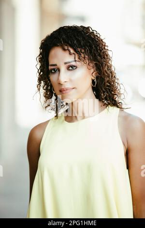 Beautiful woman looking at camera Banque D'Images