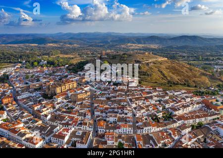 Vue aérienne du village d'Aracena. Vue panoramique sur le village dans le Parque Natural Sierra de Aracena y picos de Arche. sa ville a dérivé son nom de Banque D'Images