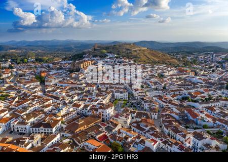 Vue aérienne du village d'Aracena. Vue panoramique sur le village dans le Parque Natural Sierra de Aracena y picos de Arche. sa ville a dérivé son nom de Banque D'Images