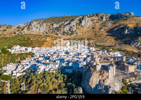 Vue aérienne de Zuheros dans le parc naturel de subbetica dans la province de Cordoue, Andalousie, sud de l'Espagne. Au coeur de la Sierra Subbética National P. Banque D'Images