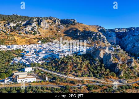 Vue aérienne de Zuheros dans le parc naturel de subbetica dans la province de Cordoue, Andalousie, sud de l'Espagne. Au coeur de la Sierra Subbética National P. Banque D'Images