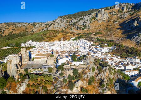 Vue aérienne de Zuheros dans le parc naturel de subbetica dans la province de Cordoue, Andalousie, sud de l'Espagne. Au coeur de la Sierra Subbética National P. Banque D'Images