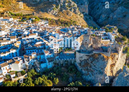 Vue aérienne de Zuheros dans le parc naturel de subbetica dans la province de Cordoue, Andalousie, sud de l'Espagne. Au coeur de la Sierra Subbética National P. Banque D'Images