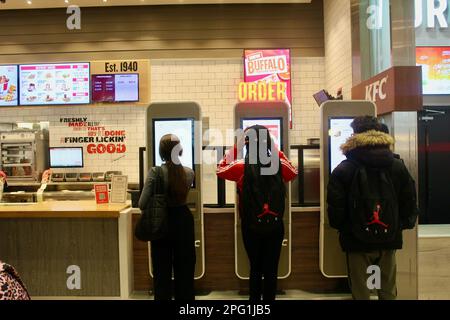 clients de kfc parmi les restaurants et les magasins d'alimentation à l'intérieur du centre commercial derbion derby angleterre royaume-uni Banque D'Images