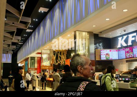 clients de kfc parmi les restaurants et les magasins d'alimentation à l'intérieur du centre commercial derbion derby angleterre royaume-uni Banque D'Images