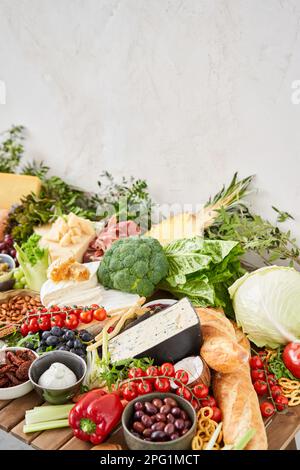 Table pleine de hors-d'œuvre méditerranéens, tapas ou antipasti. Assortiment de plats italiens. Délicieux en-cas pour la fête ou le pique-nique. Viande et fromage Banque D'Images
