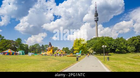 Panorama de la route menant à la tour de télévision de Dortmund, Allemagne Banque D'Images