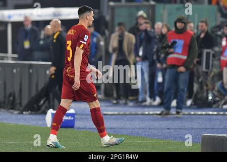 Rome, Latium. 19th mars 2023. Roger Ibanez d'AS Roma quitte le terrain après l'expulsion pendant le football série A match série A match Lazio v Roma, Rome, Italie, 19 mars 2023 crédit: massimo insabato/Alay Live News Banque D'Images
