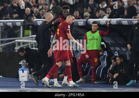 Rome, Latium. 19th mars 2023. Roger Ibanez d'AS Roma quitte le terrain après l'expulsion pendant le football série A match série A match Lazio v Roma, Rome, Italie, 19 mars 2023 crédit: massimo insabato/Alay Live News Banque D'Images