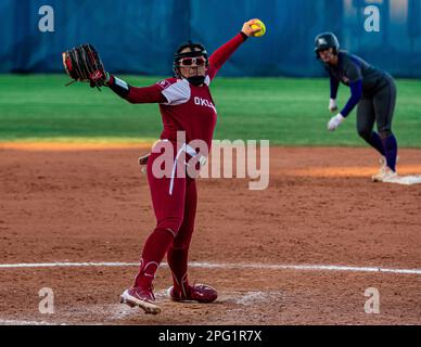 18 mars 2023, Oklahoma City, Oklahoma, États-Unis d'Amérique : le Kierston Deal de l'Oklahoma (11) offre un terrain contre les Wildcats de l'État de Weber lors du Temple de la renommée du samedi, 18 mars 2023 au stade Softball Hall of Fame d'Oklahoma City. (Credit image: © Nicholas Rutledge/ZUMA Press Wire) USAGE ÉDITORIAL SEULEMENT! Non destiné À un usage commercial ! Banque D'Images