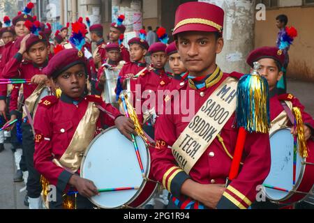 Une fanfare étudiante à Mumbai, Inde, que l'occasion de prendre part à la fête nationale Banque D'Images