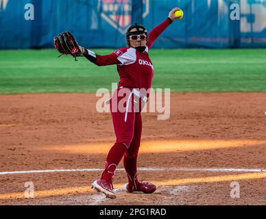 18 mars 2023, Oklahoma City, Oklahoma, États-Unis d'Amérique : le Kierston Deal de l'Oklahoma (11) offre un terrain contre les Wildcats de l'État de Weber lors du Temple de la renommée du samedi, 18 mars 2023 au stade Softball Hall of Fame d'Oklahoma City. (Credit image: © Nicholas Rutledge/ZUMA Press Wire) USAGE ÉDITORIAL SEULEMENT! Non destiné À un usage commercial ! Banque D'Images