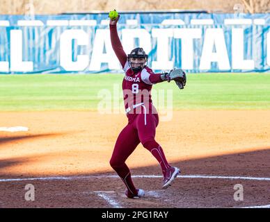 18 mars 2023, Oklahoma City, Oklahoma, États-Unis d'Amérique : Alex Storako d'Oklahoma (8) présentant un terrain contre les Wildcats d'État Weber lors du Temple de la renommée, le samedi, 18 mars 2023, au stade du Softball Hall of Fame d'Oklahoma City. (Credit image: © Nicholas Rutledge/ZUMA Press Wire) USAGE ÉDITORIAL SEULEMENT! Non destiné À un usage commercial ! Banque D'Images