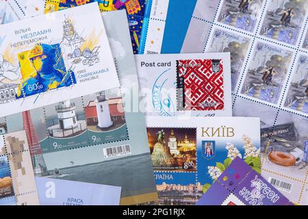 Une série de nouveaux timbres-poste différents de l'Ukraine pour 2022. Timbre-poste ukrainien sur le thème de la guerre. Imprimé Ukrposhta en édition limitée. Kiev, Ukraine - 24 février 2023. Banque D'Images