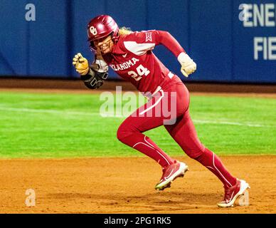 Oklahoma City, Oklahoma, États-Unis. 18th mars 2023. Jayda Coleman d'Oklahoma (24) se présentant à la deuxième base du Temple de la renommée contre les Tigres d'Auburn samedi, 18 mars 2023 au stade du Softball Hall of Fame d'Oklahoma City. (Credit image: © Nicholas Rutledge/ZUMA Press Wire) USAGE ÉDITORIAL SEULEMENT! Non destiné À un usage commercial ! Banque D'Images