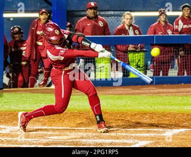 Oklahoma City, Oklahoma, États-Unis. 18th mars 2023. Alyssa Brito d'Oklahoma (33) aux chauves-souris contre les Tigres Auburn lors du Temple de la renommée, samedi, 18 mars 2023 au stade du Softball Hall of Fame d'Oklahoma City. (Credit image: © Nicholas Rutledge/ZUMA Press Wire) USAGE ÉDITORIAL SEULEMENT! Non destiné À un usage commercial ! Banque D'Images