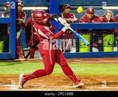 Oklahoma City, Oklahoma, États-Unis. 18th mars 2023. Haley Lee d'Oklahoma (45) double contre les Tigres d'Auburn lors du Temple de la renommée à Oklahoma City samedi, 18 mars 2023 au stade du Softball Hall of Fame. (Credit image: © Nicholas Rutledge/ZUMA Press Wire) USAGE ÉDITORIAL SEULEMENT! Non destiné À un usage commercial ! Banque D'Images