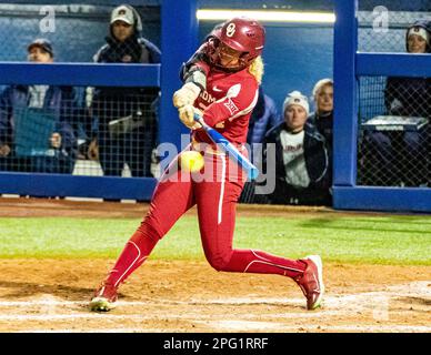 Oklahoma City, Oklahoma, États-Unis. 18th mars 2023. Le Jayda Coleman d'Oklahoma (24) se classe au milieu lors de la Classique du Temple de la renommée contre les Tigres d'Auburn samedi, 18 mars 2023 au Stade du Temple de la renommée de Softball à Oklahoma City. (Credit image: © Nicholas Rutledge/ZUMA Press Wire) USAGE ÉDITORIAL SEULEMENT! Non destiné À un usage commercial ! Banque D'Images