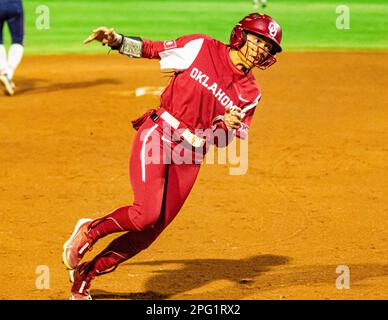 Oklahoma City, Oklahoma, États-Unis. 18th mars 2023. Le Rylie Boone d'Oklahoma (0) arrondit la troisième base lors du tournoi du Temple de la renommée contre les Tigres d'Auburn samedi, 18 mars 2023 au stade du Softball Hall of Fame d'Oklahoma City. (Credit image: © Nicholas Rutledge/ZUMA Press Wire) USAGE ÉDITORIAL SEULEMENT! Non destiné À un usage commercial ! Banque D'Images