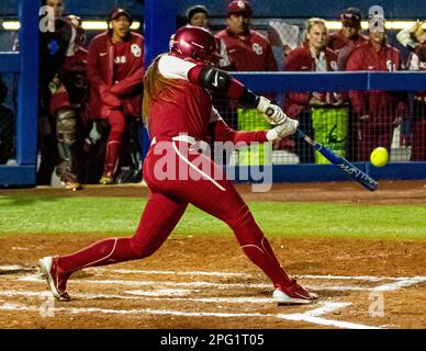 Oklahoma City, Oklahoma, États-Unis. 18th mars 2023. Jocelyn Erickson (7 ans) de l'Oklahoma, à la batte contre les Tigres Auburn, lors du Temple de la renommée du samedi, 18 mars 2023 au stade du Softball Hall of Fame d'Oklahoma City. (Credit image: © Nicholas Rutledge/ZUMA Press Wire) USAGE ÉDITORIAL SEULEMENT! Non destiné À un usage commercial ! Banque D'Images