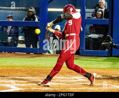 Oklahoma City, Oklahoma, États-Unis. 18th mars 2023. Kinzie Hansen d'Oklahoma (9) à la chauve-souris pendant le tournoi du Temple de la renommée contre les Tigres Auburn samedi, 18 mars 2023 au stade du Softball Hall of Fame d'Oklahoma City. (Credit image: © Nicholas Rutledge/ZUMA Press Wire) USAGE ÉDITORIAL SEULEMENT! Non destiné À un usage commercial ! Banque D'Images