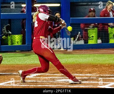 Oklahoma City, Oklahoma, États-Unis. 18th mars 2023. Jayda Coleman d'Oklahoma (24) se battant contre les Tigres d'Auburn lors du Temple de la renommée de la ville d'Oklahoma, samedi, 18 mars 2023 au stade du Softball Hall of Fame. (Credit image: © Nicholas Rutledge/ZUMA Press Wire) USAGE ÉDITORIAL SEULEMENT! Non destiné À un usage commercial ! Banque D'Images