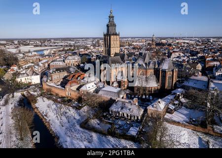 L'église Walburgiskerk qui domine la tour hollandaise hanséatique médiévale Zutphen aux pays-Bas couverte de neige Banque D'Images