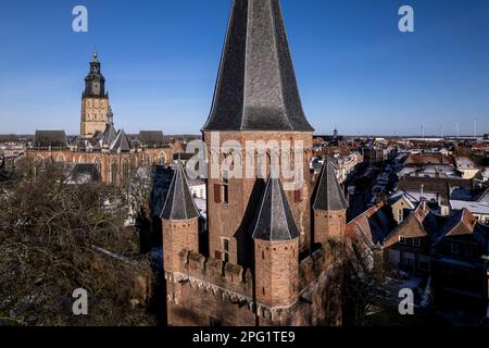 Antenne de Drogenapstoren dans la tour hollandaise hanséatique médiévale Zutphen aux pays-Bas avec des bâtiments historiques couverts de neige Banque D'Images