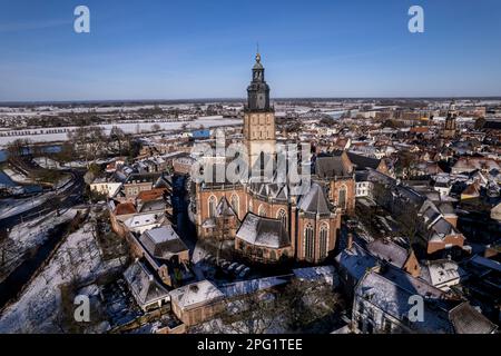 L'église Walburgiskerk qui domine la tour hollandaise hanséatique médiévale Zutphen aux pays-Bas couverte de neige Banque D'Images