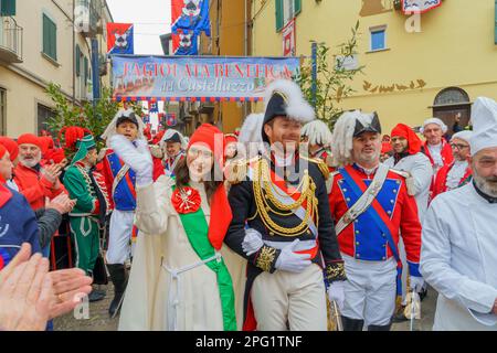 Ivrea, Italie - 19 février 2023: La fille des meuniers et d'autres participants, une tradition qui fait partie du carnaval historique d'Ivrea, Piémont, Banque D'Images