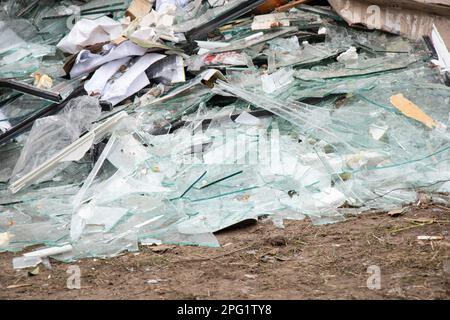 Une montagne de verre cassée après une attaque de missile sur un bâtiment résidentiel en Ukraine, le verre Banque D'Images