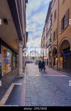 Mantoue, Italie - 27 février 2023 : vue sur la rue, avec les habitants et les visiteurs, dans la vieille ville de Mantoue (Mantoue), Lombardie, Italie du Nord Banque D'Images