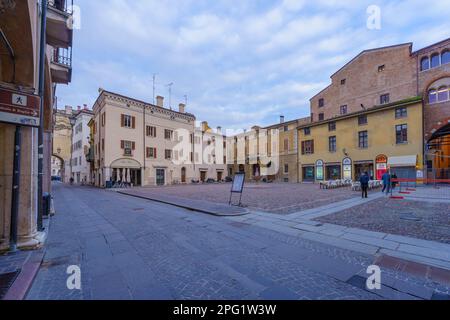 Mantoue, Italie - 27 février 2023: Vue sur la Piazza Broletto, avec les monuments et les commerces locaux, les locaux, et les visiteurs, à Mantoue (Mantova), Lombar Banque D'Images