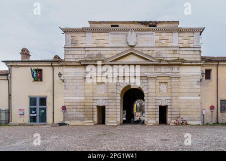 Mantoue, Italie - 27 février 2023 : vue sur la porte médiévale de Porta Giulia, à Mantoue (Mantoue), Lombardie, Italie du Nord Banque D'Images