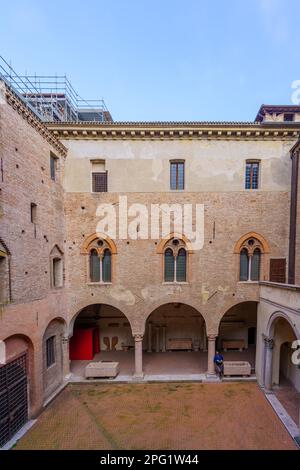 Mantoue, Italie - 28 février 2023 : vue sur la cour du Palais des Ducs, avec les habitants, à Mantoue (Mantoue), Lombardie, Italie du Nord Banque D'Images