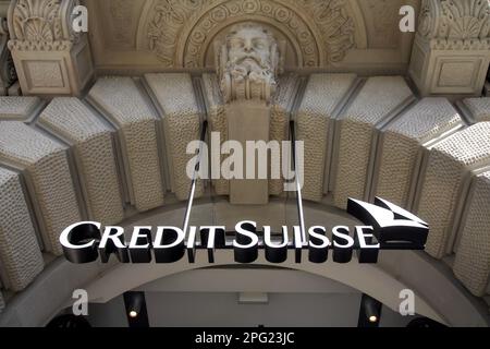 Zurich, Suisse - Credit Suisse, logo de la société sur la façade du siège de la Credit Suisse Bank sur Paradeplatz dans le quartier de Zurich, Banque D'Images