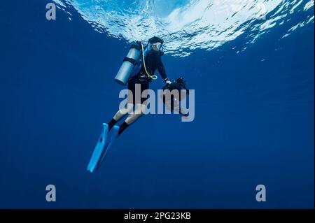 Plongeur flottant à Banda Sea pendant l'arrêt de sécurité obligatoire Banque D'Images