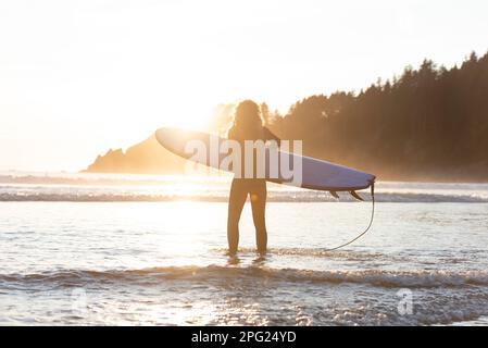 Surfeur se prépare à partir dans l'océan dans l'Oregon Banque D'Images