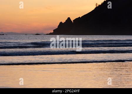 Coucher de soleil sur Cannon Beach le long de la côte de l'Oregon Banque D'Images