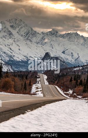 Lions dirigez-vous le long de Glenn Highway au coucher du soleil Banque D'Images