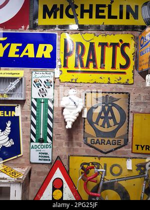 Intérieur d'un ancien emporium dans Essex, Royaume-Uni montrant divers panneaux de voiture vintage. Banque D'Images