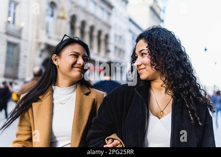 photo de deux amis heureux visitant la ville Banque D'Images